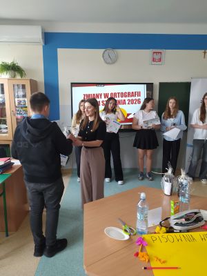 Wręczenie dyplomów i nagród przez przedstawiciela UM