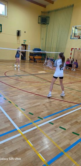 Sukces naszych dziewcząt w gminnych zawodach w badmintonie.
