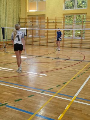 Zosia z SP 2 Stryk&oacute;w w sportowym starciu z rywalką z SP 1 Stryk&oacute;w