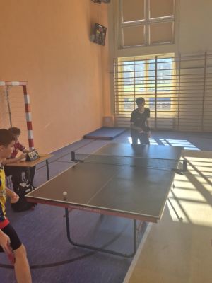 Adrian wygrywa zacięty mecz z rywalem ze Szkoły Podstawowej w Bratoszewicach.