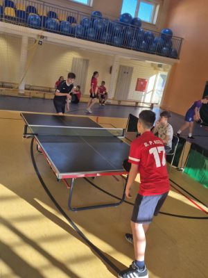 Adrian toczy zacięty pojedynek z kolegą ze Szkoły Podstawowej w Koźlu.