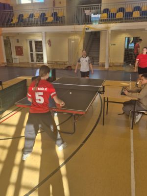 Hanna w meczu z przeciwniczką ze Szkoły Podstawowej w Koźlu.