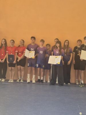 Uczestnicy zawod&oacute;w w tenisie stołowym w ramach Igrzysk Młodzieży Szkolnej.