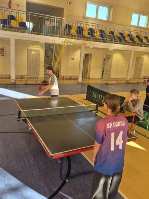 Michalina w zaciętym meczu z zawodniczką ze Szkoły Podstawowej w Dobrej.