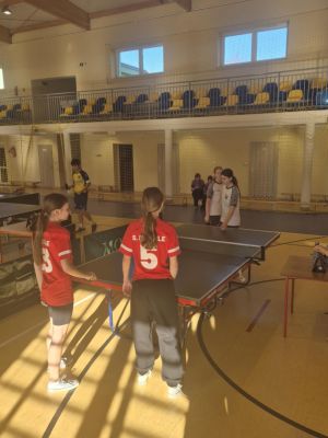 Debel naszych dziewcząt w rozgrywkach z zawodniczkami ze Szkoły Podstawowej w Koźlu. 