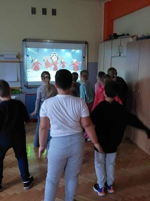 Zabawy taneczne w świątecznym klimacie.