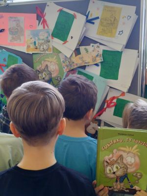 Uczniowie kl.2a przy wystawce swoich prac.