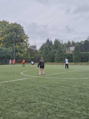 Dziewczęta z naszej szkoły grają mecz z dziewczętami z Koluszek &bdquo; Dw&oacute;jeczki&rdquo;.