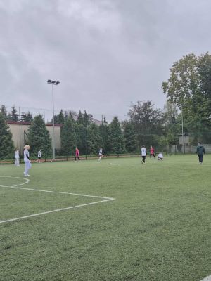 Mecz dziewcząt ze Strykowa i dziewcząt ze SP z Piątku. 