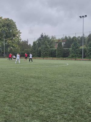 Mecz między SP Nr 1 ze Strykowa , a SP Nr 204 ( VII) Z Łodzi. 