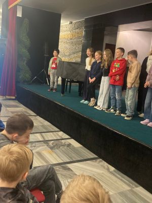 Uczniowie klas trzecich na malej scenie teatry wielkiego w Łodzi