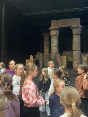 Uczniowie na dużej scenie Teatru Wielkiego w Łodzi