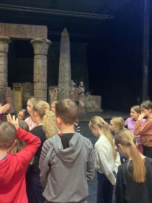 Trzecioklasiści poznają funkcje techniczne sceny Teatru Wielkiego w Łodzi