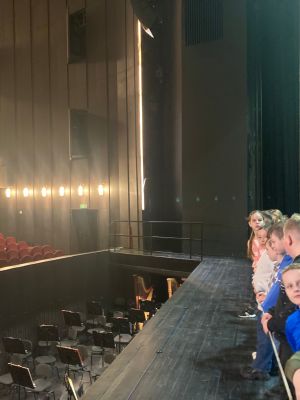 Trzecioklasiści na scenie Teatru Wielkiego w Łodzi