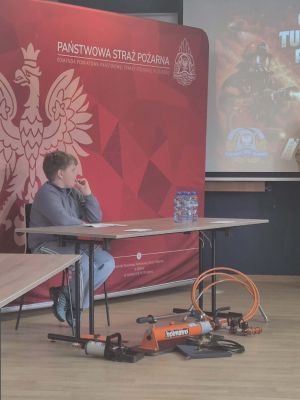 Tomasz podczas II etapu turnieju odpowiada na pytania otwarte z wylosowanego zestawu, wykazując się dużą wiedzą i opanowaniem.