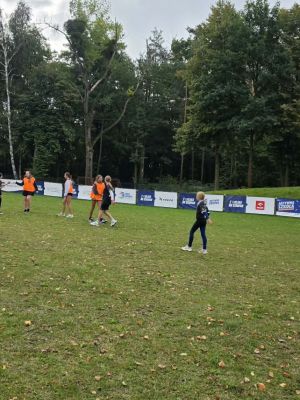 Piękny gest po zaciętej walce. Nasze dziewczęta dziękują rywalkom za wspaniały mecz pełen gry fair play. To był pokaz prawdziwego sportowego ducha.