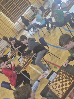 Pełne skupienie i sportowa rywalizacja w trakcie rozgrywki z zawodnikami ze Szkoły Podstawowej w Niesułkowie.