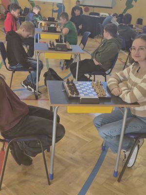 Dziewczęta z uśmiechem przed rozgrywką.