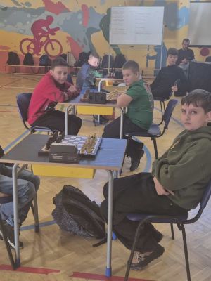 Drużyna ze SP 2 Stryk&oacute;w w pojedynku z zawodnikami ze Szkoły Podstawowej w Bratoszewicach.