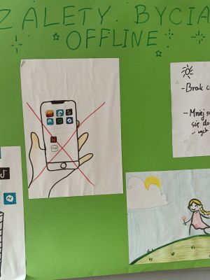 Plakat Zalety bycia offline w wykonaniu uczniów z klasy VIIa.