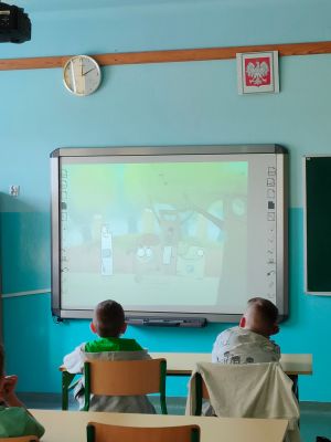 Uczniowie oglądają materiały o bezpieczeństwie.