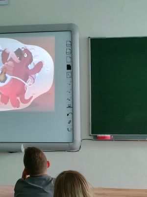 Uczniowie oglądają materiały o bezpieczeństwie.