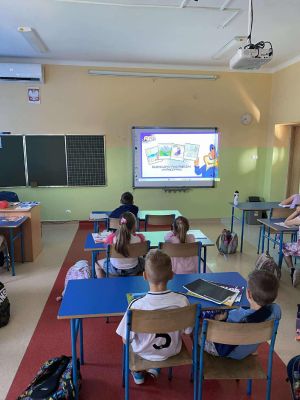 Uczniowie oglądają film edukacyjny ,,Bezpieczeństwo podczas wypoczynku”