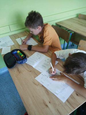 Uczniowie z zaangażowaniem rozwiązują różnorodne zadania i łamigłówki związane z zasadami bezpieczeństwa.