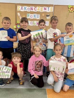 Dzieci z oddziału przedszkolnego wykonały rysunki przedstawiające zasady bezpiecznego zachowania podczas wypoczynku.