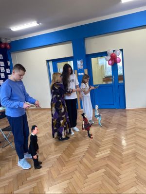 uczniowie klas 6 operują marionetkami i pr&oacute;bują pracy aktora- lalkarza