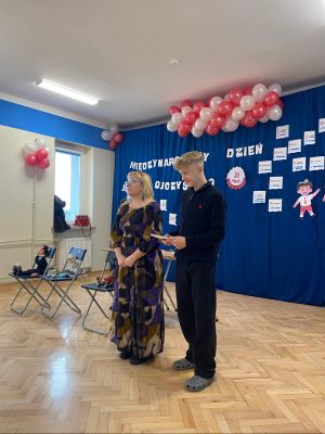 uczeń klasy VIa ćwiczy poprawną wymowę wg. podręcznika dla aktor&oacute;w. 