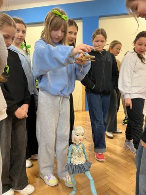 uczniowie klasy piątej poruszają lalkami teatralnymi - marionetkami