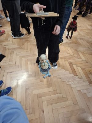 uczeń klasy 5 pr&oacute;buje sił w trudnej sztuce pracy aktora lalkarza. 