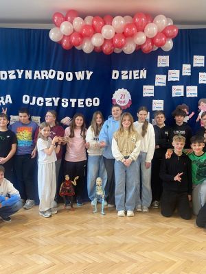 uczniowie klas 6 na tle dekoracji wraz z marionetkami