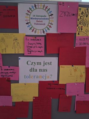 Tablica wypełniona kolorowymi kartkami przedstawia uczniowskie definicje tolerancji i rysunki wykonane z okazji Dnia Tolerancji.