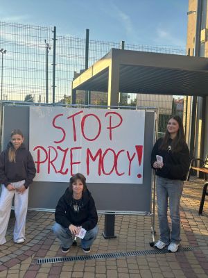 uczennice przed szkola rozdajace ulotki
