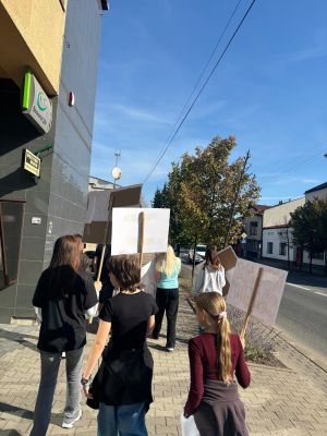uczniowie podczas przemarszu przeciwko przemocy  