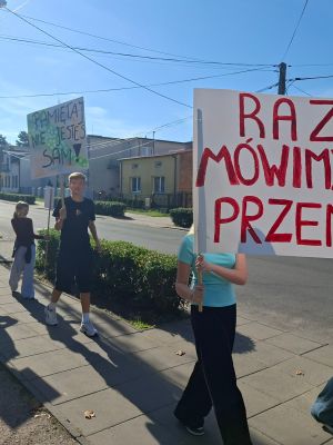 uczniowie podczas przemarszu przeciwko przemocy