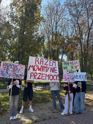 uczniowie podczas wyjscia do spolecznosci lokalnej  