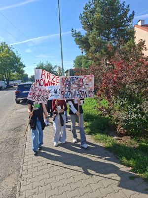 uczniowie podczas wyjscia do spolecznosci lokalnej