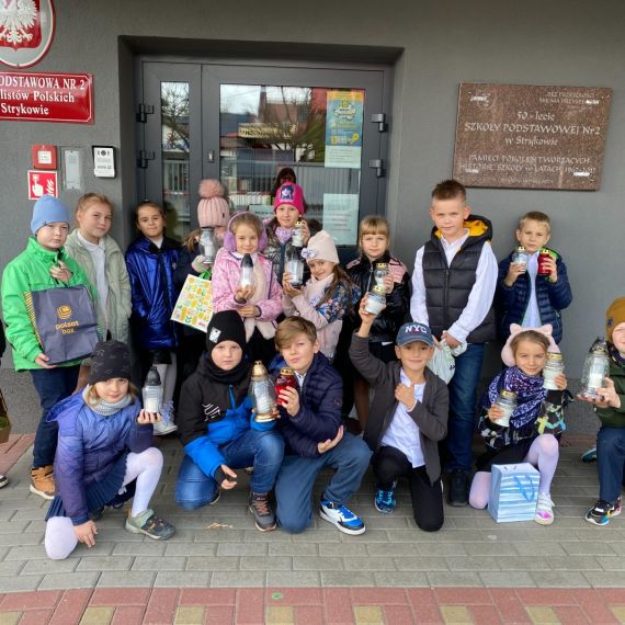 Uczniowie klasy 2a przy grobach żołnierskich