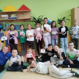 Uczniowie klasy III b z listami do swoich Mam.
