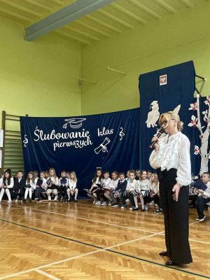 Uczniowie klas pierwszych podczas uroczystej przemowy Pani wicedyrektor. 