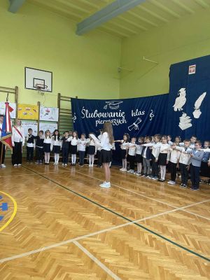 Uczniowie klas pierwszych podczas uroczystego Ślubowania. 