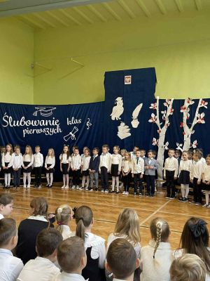  Uczniowie klas pierwszych podczas występu artystycznego. 