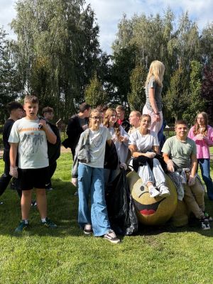 Uczniowie podczas akcji Sprzątanie Świata