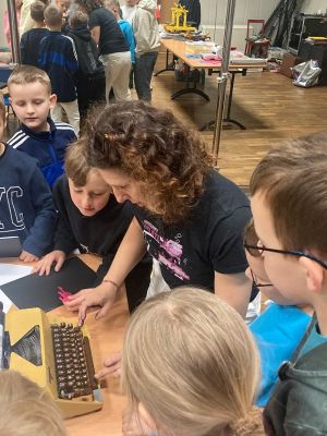 Uczniowie klas trzecich podczas warsztatów drukarskich. Uczniowie klas trzecich podczas warsztatów drukarskich.