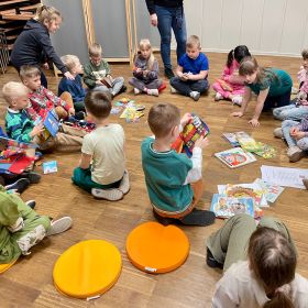Warsztaty z okazji Światowego Dnia Książki w Gminnej Bibliotece  Publicznej w Strykowie