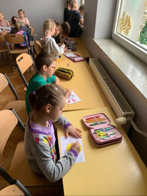Chwila skupienia i mnóstwo kolorów – uczniowie pochłonięci świątecznym kolorowaniem Chwila skupienia i mnóstwo kolorów – uczniowie pochłonięci świątecznym kolorowaniem