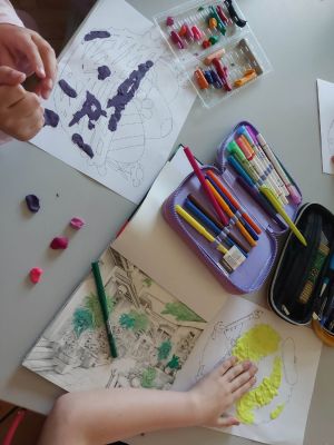 Zajączki i koszyczki z plasteliny.